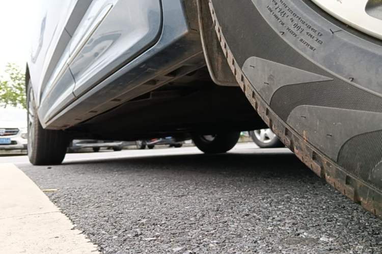 Used Ford Escape 2020 EcoBoost 245 Four-Wheel Drive Luxury Edition Left Side Sill