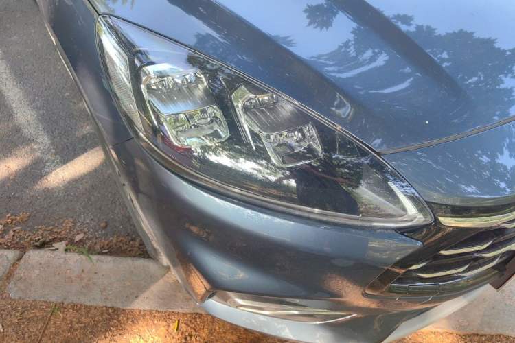 Used Ford Escape 2020 EcoBoost 245 Two-Wheel-Drive Titanium Edition Right Front Headlight