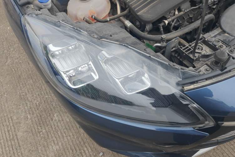 Used Ford Escape 2020 EcoBoost 245 Two-Wheel-Drive Titanium Edition Right Front Headlight