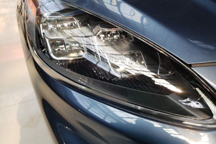 Used Ford Escape 2020 EcoBoost 245 Four-Wheel Drive ST-LINE Deluxe Edition Right Front Headlight