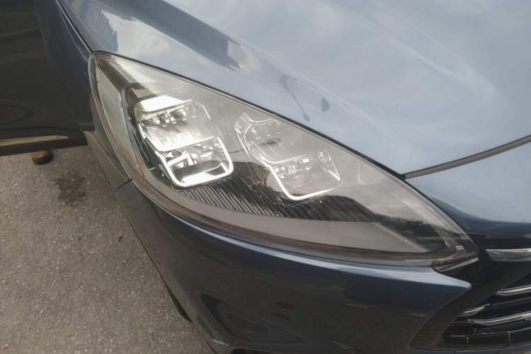 Used Ford Escape 2020 EcoBoost 245 Two-Wheel-Drive Titanium Edition Right Front Headlight
