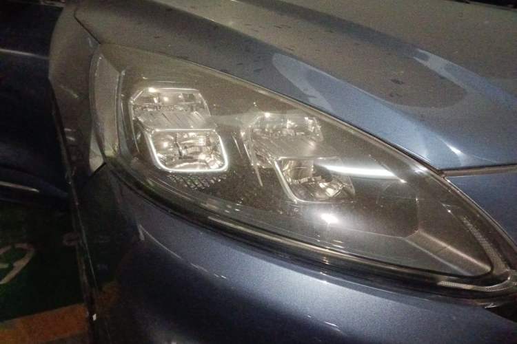Used Ford Escape 2020 EcoBoost 245 Four-Wheel Drive Luxury Edition Right Front Headlight