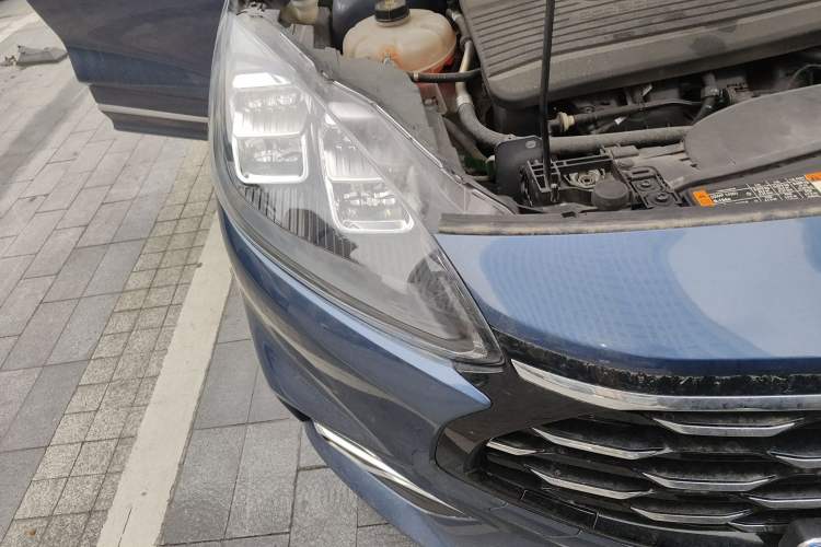 Used Ford Escape 2020 EcoBoost 245 Four-Wheel Drive Luxury Edition Right Front Headlight