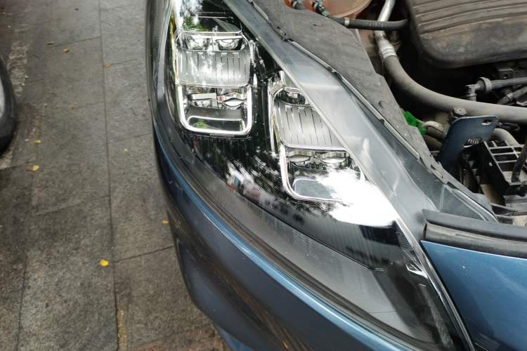 Used Ford Escape 2020 EcoBoost 245 Four-Wheel Drive Luxury Edition Right Front Headlight