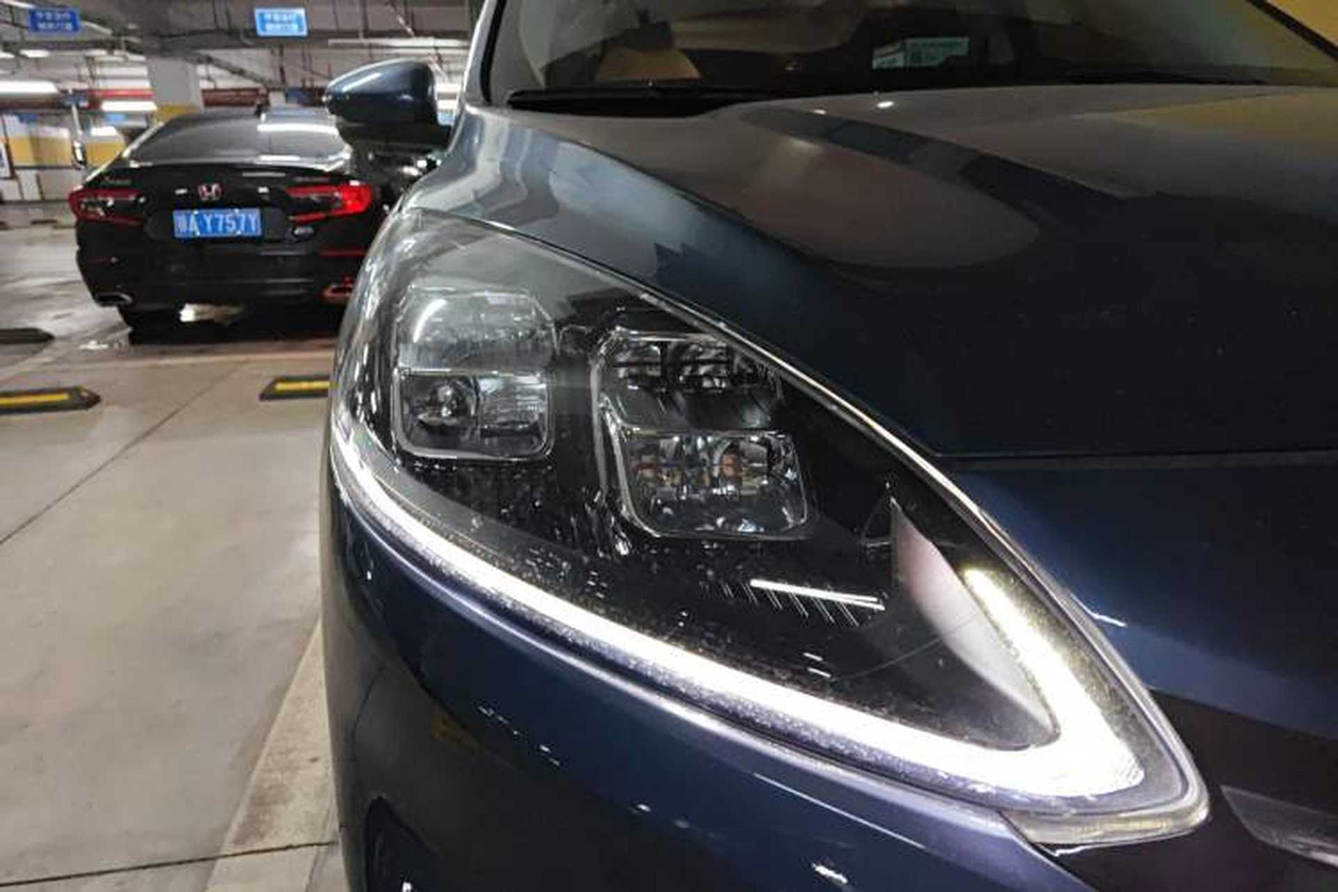 Used Ford Escape 2020 EcoBoost 245 Four-Wheel Drive Luxury Edition Right Front Headlight
