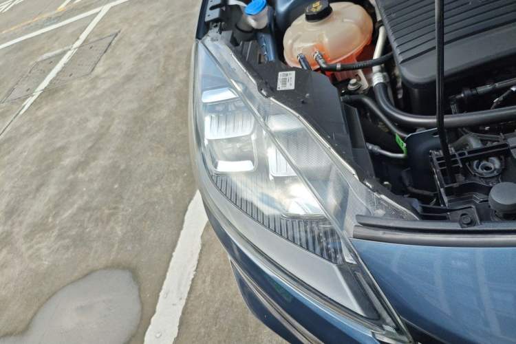 Used Ford Escape 2020 EcoBoost 245 Four-Wheel Drive Luxury Edition Right Front Headlight