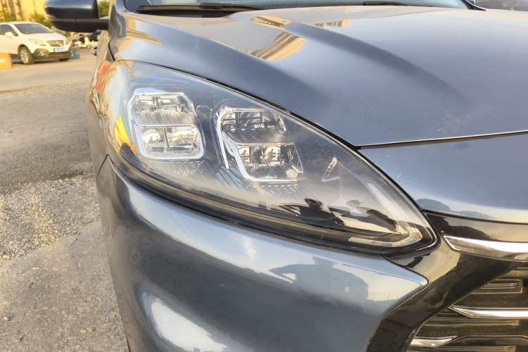 Used Ford Escape 2020 EcoBoost 245 Two-Wheel-Drive Titanium Edition Right Front Headlight
