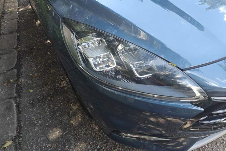 Used Ford Escape 2020 EcoBoost 245 Two-Wheel Drive Smart & Enjoyment Model Right Front Headlight