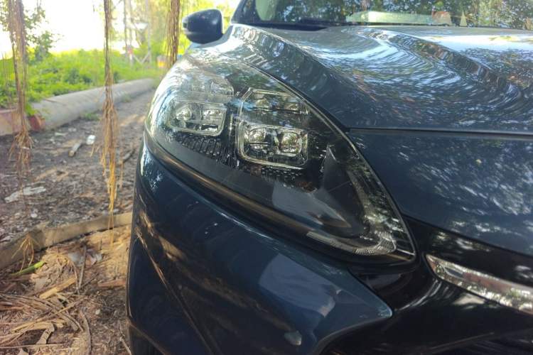 Used Ford Escape 2020 EcoBoost 245 Four-Wheel Drive Luxury Edition Right Front Headlight