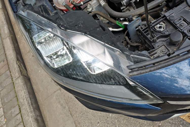 Used Ford Escape 2020 EcoBoost 245 Two-Wheel-Drive Titanium Edition Right Front Headlight