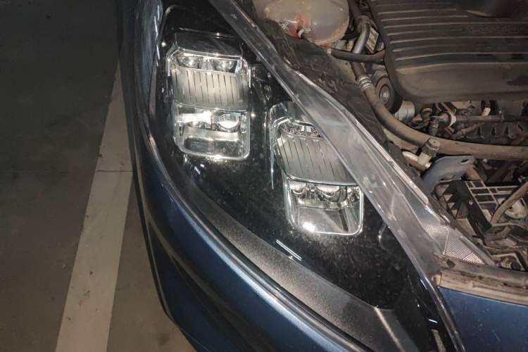 Used Ford Escape 2020 EcoBoost 245 Two-Wheel-Drive Titanium Edition Right Front Headlight