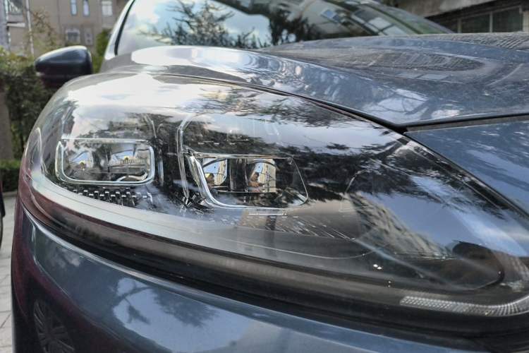 Used Ford Escape 2020 EcoBoost 245 Two-Wheel-Drive Titanium Edition Right Front Headlight