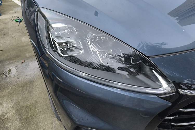 Used Ford Escape 2020 EcoBoost 245 Two-Wheel-Drive Titanium Edition Right Front Headlight