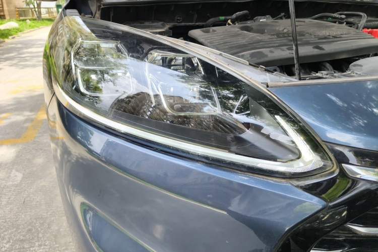Used Ford Escape 2020 EcoBoost 245 Two-Wheel-Drive Titanium Edition Right Front Headlight