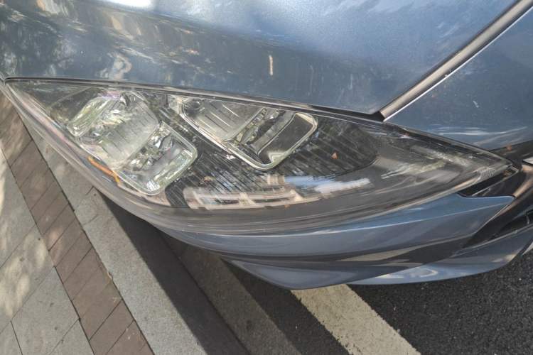 Used Ford Escape 2020 EcoBoost 245 Two-Wheel-Drive Titanium Edition Right Front Headlight