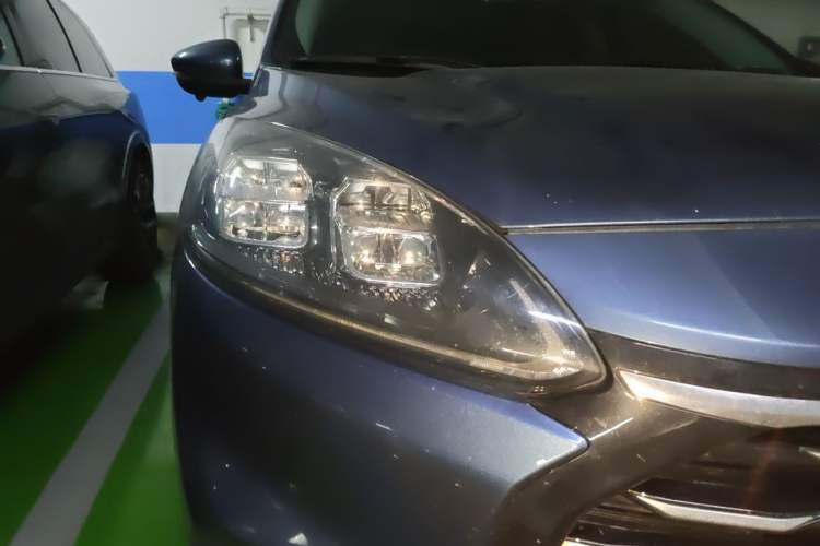 Used Ford Escape 2020 EcoBoost 245 Four-Wheel Drive Luxury Edition Right Front Headlight