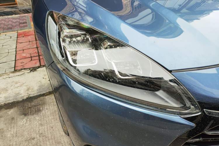 Used Ford Escape 2020 EcoBoost 245 Two-Wheel-Drive Titanium Edition Right Front Headlight