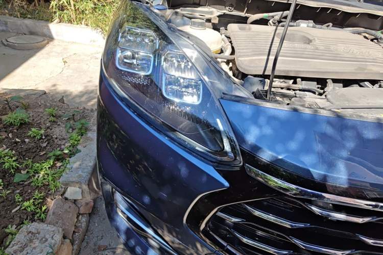 Used Ford Escape 2020 EcoBoost 245 Two-Wheel-Drive Titanium Edition Right Front Headlight