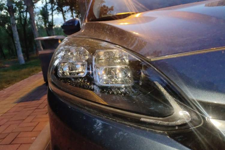 Used Ford Escape 2020 EcoBoost 245 Two-Wheel-Drive Titanium Edition Right Front Headlight