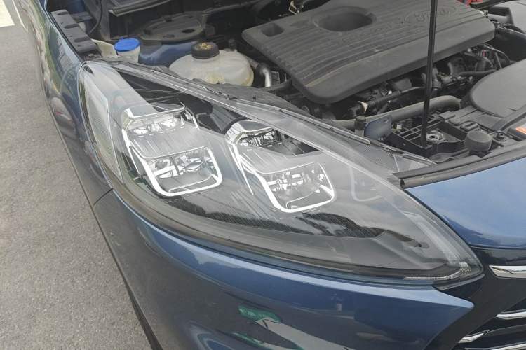 Used Ford Escape 2020 EcoBoost 245 Two-Wheel-Drive Titanium Edition Right Front Headlight