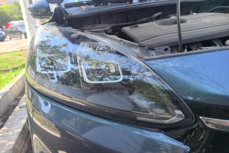 Used Ford Escape 2020 EcoBoost 245 Four-Wheel Drive Titanium Edition Right Front Headlight