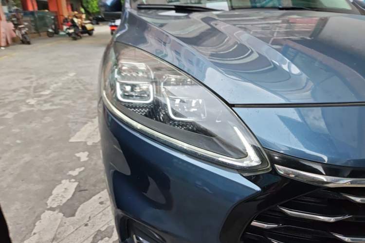 Used Ford Escape 2020 EcoBoost 245 Two-Wheel-Drive Titanium Edition Right Front Headlight