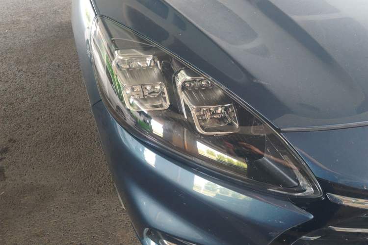 Used Ford Escape 2020 EcoBoost 245 Two-Wheel-Drive Titanium Edition Right Front Headlight