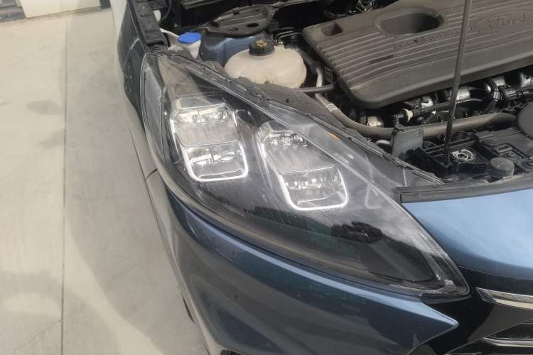 Used Ford Escape 2020 EcoBoost 245 Four-Wheel Drive Luxury Edition Right Front Headlight