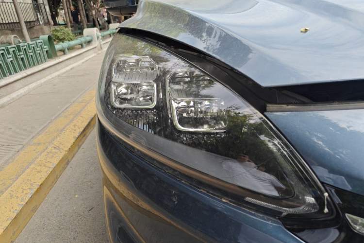 Used Ford Escape 2020 EcoBoost 245 Four-Wheel Drive Luxury Edition Right Front Headlight