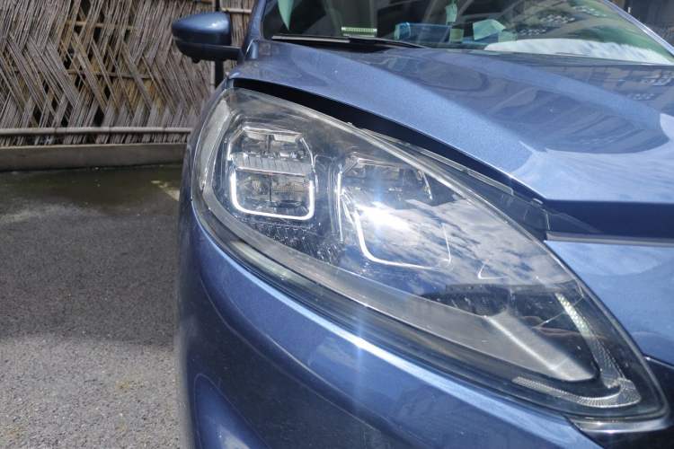 Used Ford Escape 2020 EcoBoost 245 Two-Wheel Drive Smart & Enjoyment Model Right Front Headlight