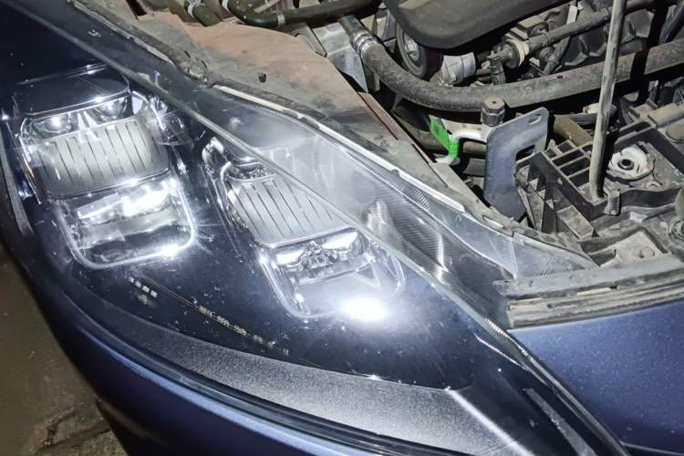 Used Ford Escape 2020 EcoBoost 245 Two-Wheel-Drive Titanium Edition Right Front Headlight