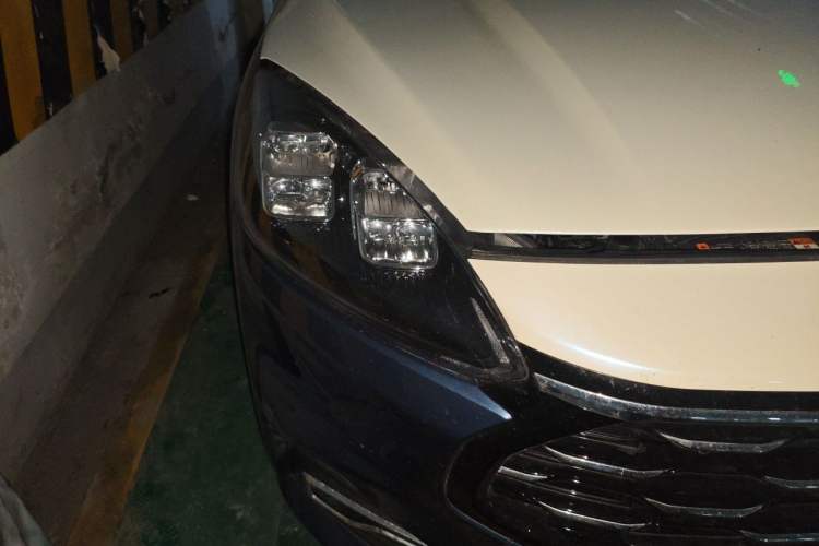 Used Ford Escape 2020 EcoBoost 245 Two-Wheel-Drive Titanium Edition Right Front Headlight