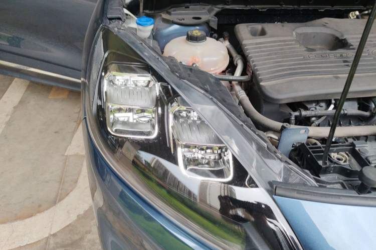 Used Ford Escape 2020 EcoBoost 245 Four-Wheel Drive Luxury Edition Right Front Headlight