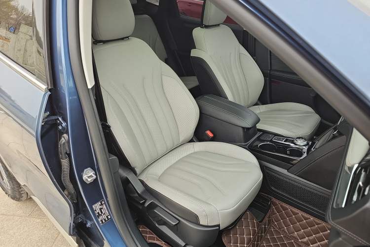 Used Ford Escape 2020 EcoBoost 245 Four-Wheel Drive Titanium Edition Right Front Seat