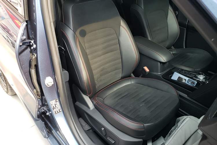 Used Ford Escape 2020 EcoBoost 245 Four-Wheel Drive ST-LINE Deluxe Edition Right Front Seat