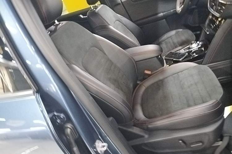 Used Ford Escape 2020 EcoBoost 245 Four-Wheel Drive ST-LINE Deluxe Edition Right Front Seat