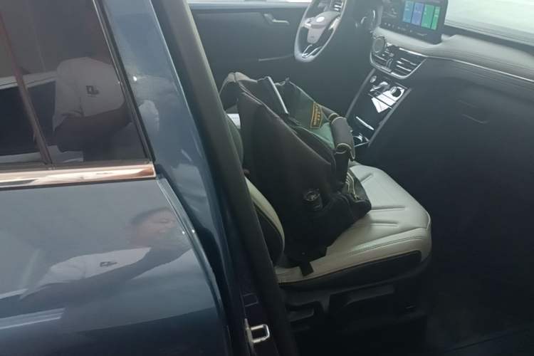 Used Ford Escape 2020 EcoBoost 245 Four-Wheel Drive Titanium Edition Right Front Seat