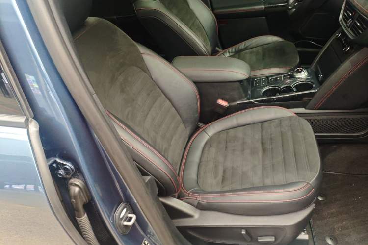 Used Ford Escape 2020 EcoBoost 245 Four-Wheel Drive ST-LINE Deluxe Edition Right Front Seat