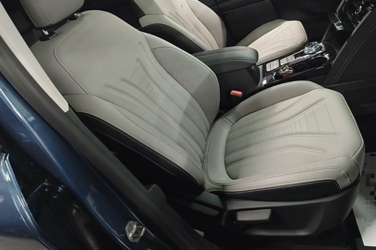 Used Ford Escape 2020 EcoBoost 245 Four-Wheel Drive Luxury Edition Right Front Seat