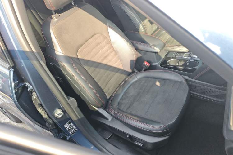 Used Ford Escape 2020 EcoBoost 245 Four-Wheel Drive ST-LINE Deluxe Edition Right Front Seat