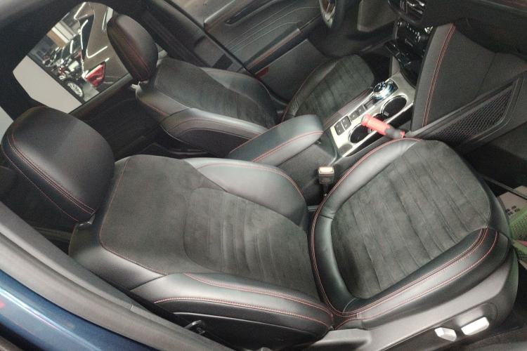 Used Ford Escape 2020 EcoBoost 245 Four-Wheel Drive ST-LINE Deluxe Edition Right Front Seat