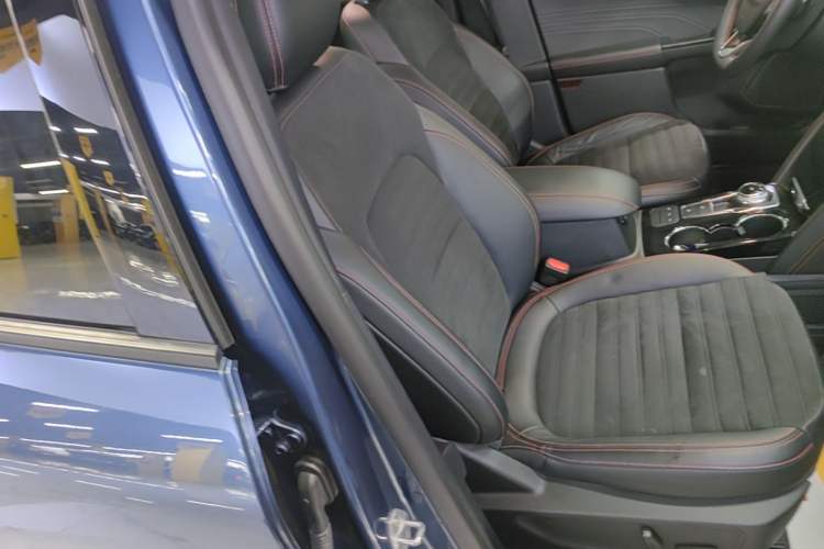 Used Ford Escape 2020 EcoBoost 245 Four-Wheel Drive ST-LINE Deluxe Edition Right Front Seat