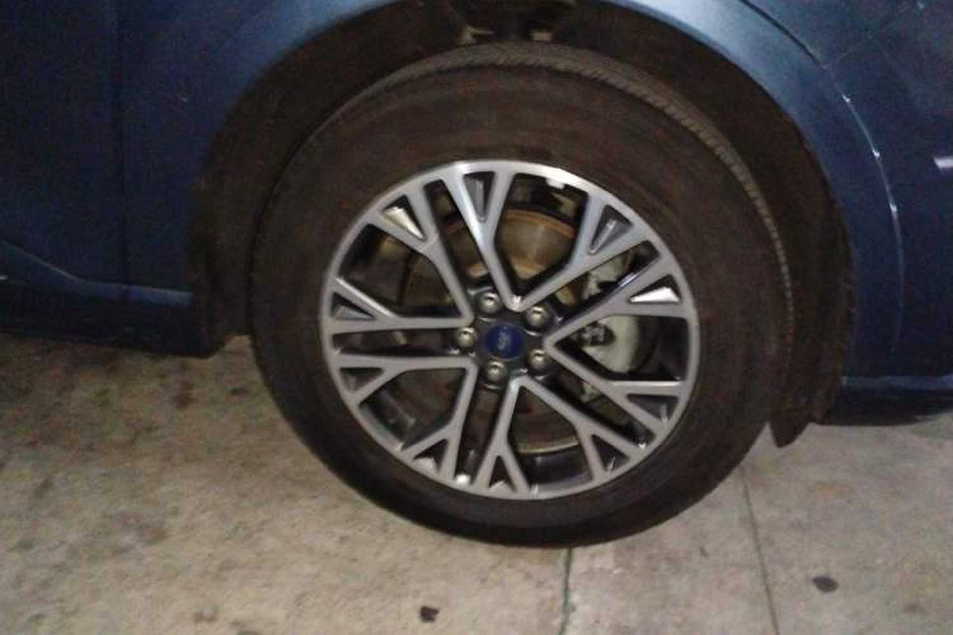 Used Ford Escape 2020 EcoBoost 245 Four-Wheel Drive Luxury Edition Right Front Wheel Hub