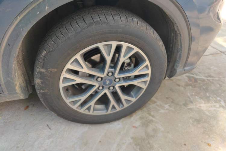 Used Ford Escape 2020 EcoBoost 245 Two-Wheel-Drive Titanium Edition Right Front Wheel Hub
