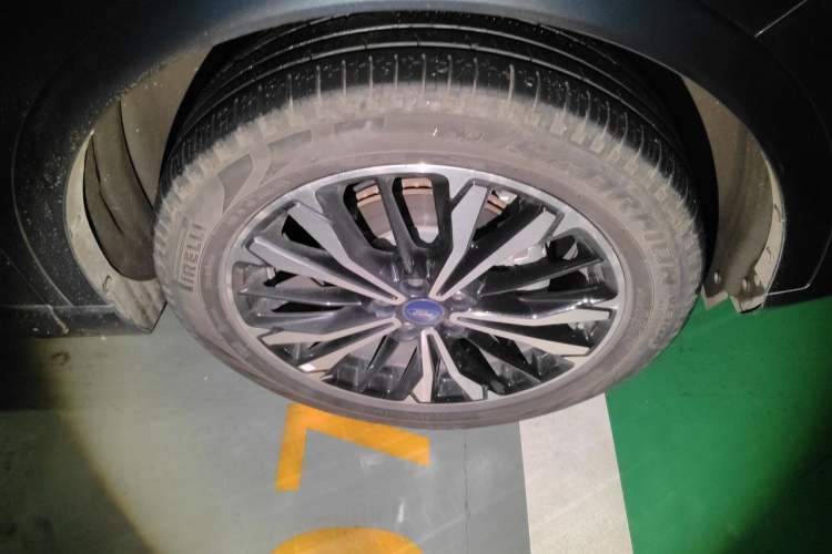 Used Ford Escape 2020 EcoBoost 245 Four-Wheel Drive ST-LINE Deluxe Edition Right Front Wheel Hub