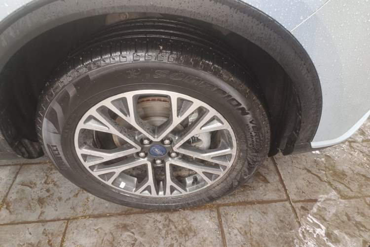 Used Ford Escape 2020 EcoBoost 245 Two-Wheel-Drive Titanium Edition Right Front Wheel Hub