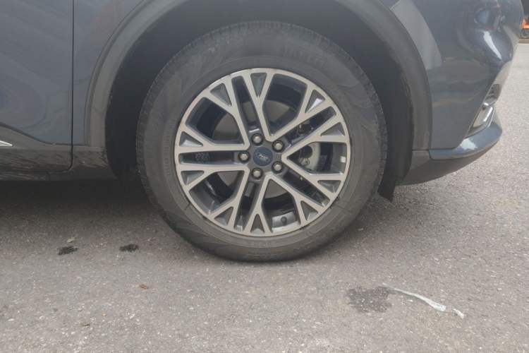 Used Ford Escape 2020 EcoBoost 245 Two-Wheel-Drive Titanium Edition Right Front Wheel Hub