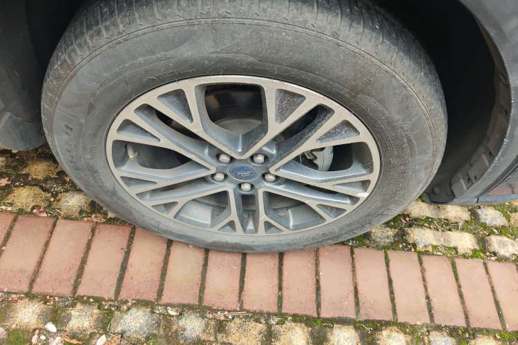 Used Ford Escape 2020 EcoBoost 245 Two-Wheel-Drive Titanium Edition Right Front Wheel Hub