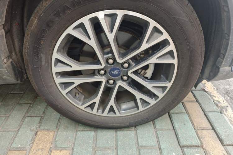 Used Ford Escape 2020 EcoBoost 245 Two-Wheel-Drive Titanium Edition Right Front Wheel Hub