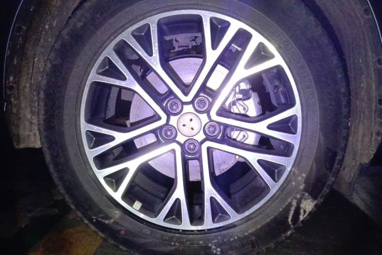 Used Ford Escape 2020 EcoBoost 245 Four-Wheel Drive Luxury Edition Right Front Wheel Hub
